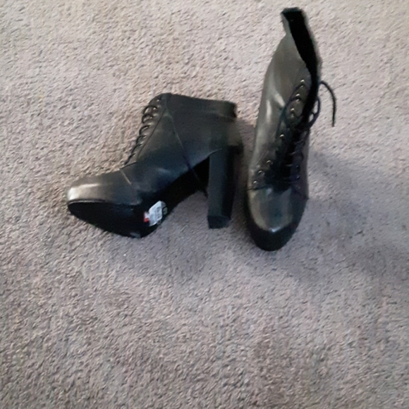 Blk ankle boots - Picture 1 of 2